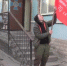 От нас не скрыться за Днепром» Рок-звезда Юлия Чичерина водрузила знамя  победы на здании СБУ в Мелитополе - КПРФ