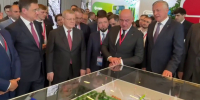 Вице-премьер Александр Новак и полпред Президента Юрий Чайка осмотрели экспозицию КЧР на Кавказском инвестиционном форуме - Русское радио КЧР